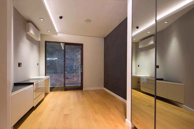 Luxuriöse Zwei-Zimmer-Wohnung mit Designer-Innenräumen im Zentrum von Budva — photo 7