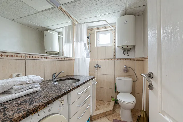 Eine 72 m² große Wohnung im Zentrum von Budva — photo 9