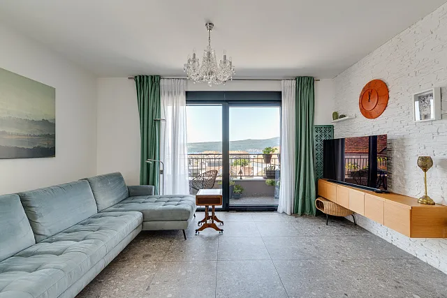 Moderne Drei-Zimmer-Wohnung im Zentrum von Tivat mit Meerblick — photo 6