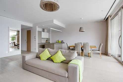 Luxuriöse Wohnung mit zwei Schlafzimmern in Zavala