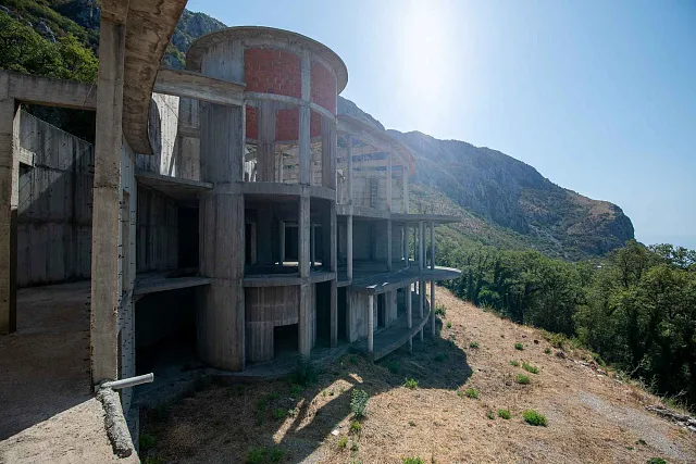 7.715 m² Grundstück mit Gebäuden und Rohbau nahe Sveti Stefan — photo 14