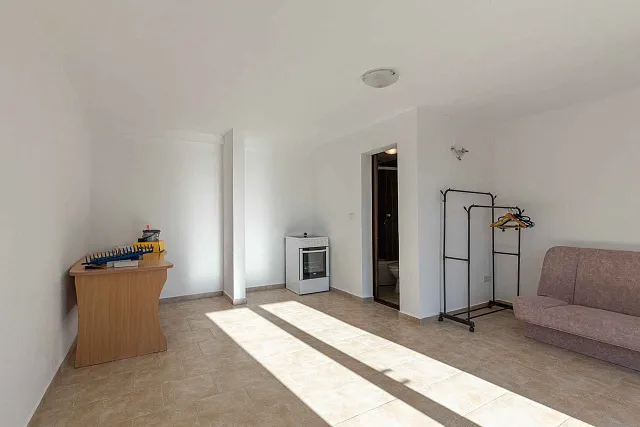 57 m² Haus mit einem Schlafzimmer, zwei Etagen und einem schönen Grundstück mit Meerblick in Mrčevac. — photo 7