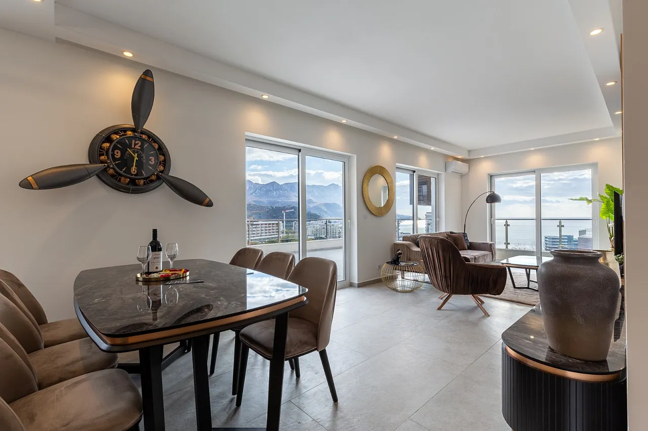 Zum Verkauf steht eine großzügige und luxuriös eingerichtete Drei-Zimmer-Wohnung im Sunny Side Komplex