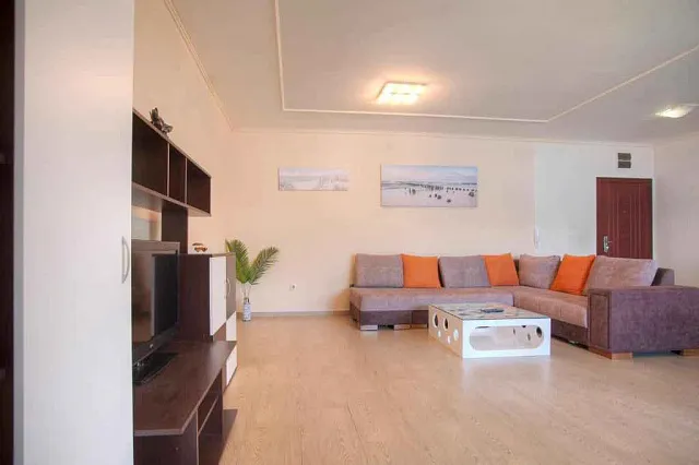Geräumiges Apartment mit einem Schlafzimmer in Budva mit Meerblick — photo 5