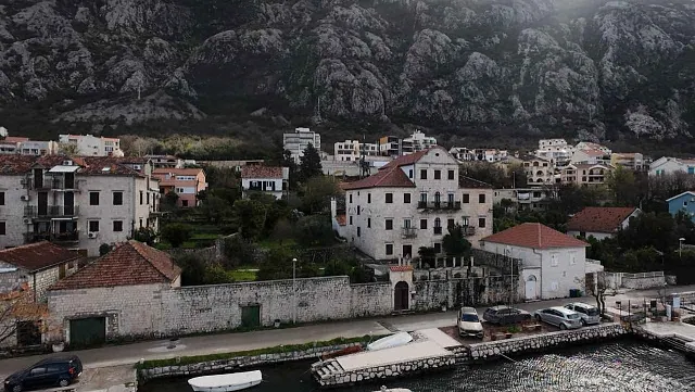 Steinpalast – Eine Berührung deGeschichte am Ufer der Bucht von Kotor