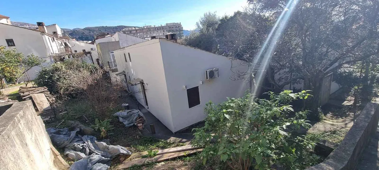 Haus in Dubovica, Budva – 43 m² mit Baugenehmigung für ein Gebäude von 360 m²