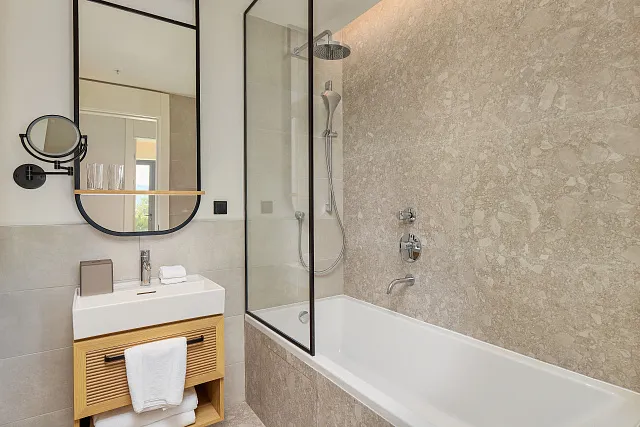 ZUM VERKAUF STEHT EINE LUXURIÖSE ZWEIZIMMERWOHNUNG