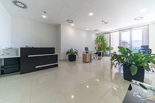 Moderne Büroflächen im TQ Plaza Budva mit Meerblick