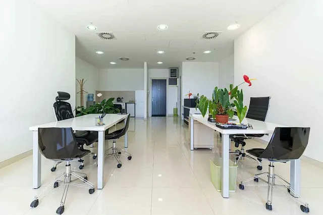 Moderne Büroflächen im TQ Plaza Budva mit Meerblick — photo 14