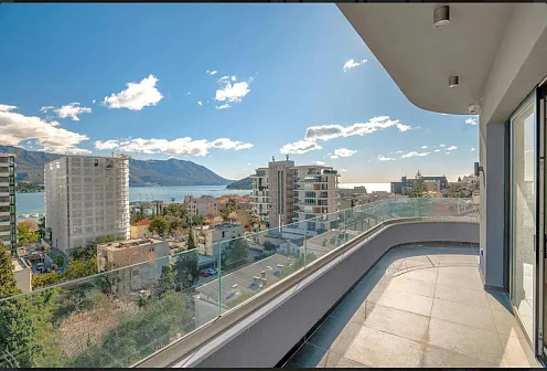 Dreizimmerwohnung in Budva mit herrlichem Blick