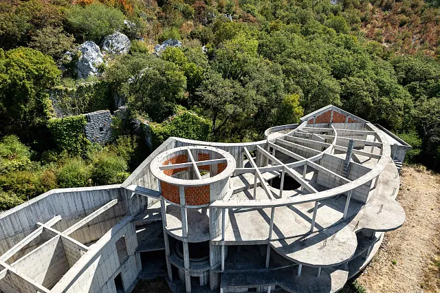 7.715 m² Grundstück mit Gebäuden und Rohbau nahe Sveti Stefan — photo 27