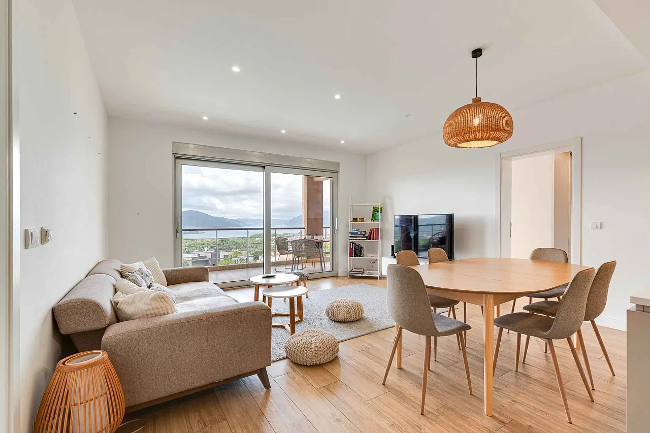 LUXURIÖSE 3-ZIMMER-WOHNUNG MIT ATEMBERAUBENDEM MEERBLICK
