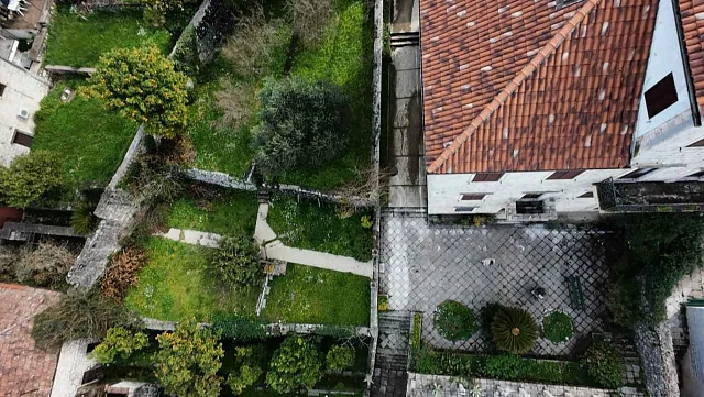 Steinpalast – Eine Berührung deGeschichte am Ufer der Bucht von Kotor — photo 8