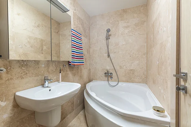 107 m² große 3-Zimmer-Wohnung mit Panoramablick auf das Meer in Kostanjica — photo 19