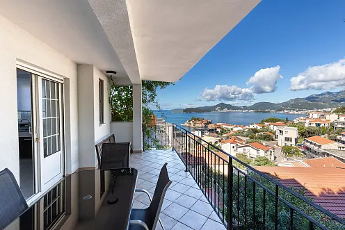 Apartment for sale overlooking the island of Sveti Stefan