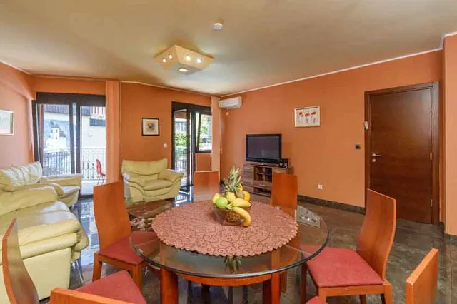 Apartment mit zwei Schlafzimmern in einem Komplex mit Swimmingpool in Dobrota — photo 4