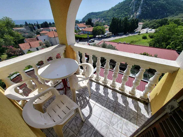 Hotel mit 16 Apartments in Buljarica