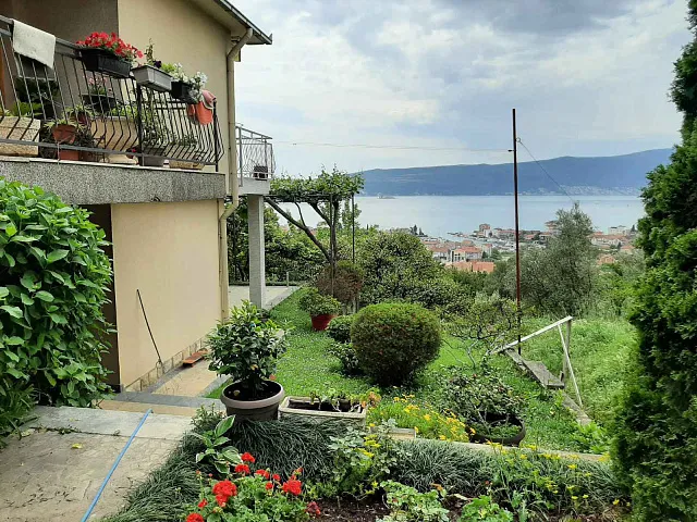 Haus mit herrlicher Aussicht in Tivat zu verkaufen