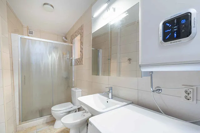 Geräumige Wohnung mit Meerblick in Sveti Stefan – 77 m² — photo 6