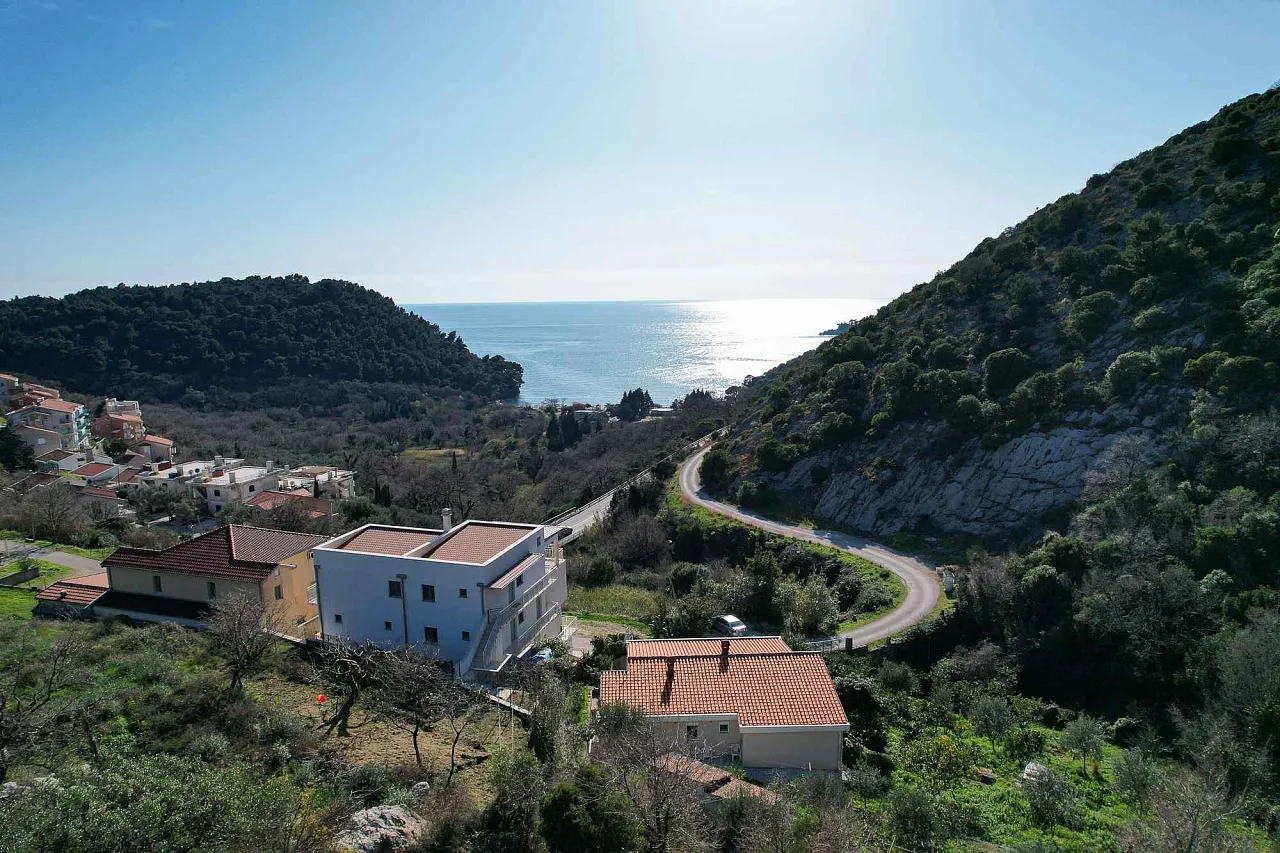 Investitionsgrundstück mit genehmigtem Projekt und gebautem Fundament in Petrovac mit Meerblick