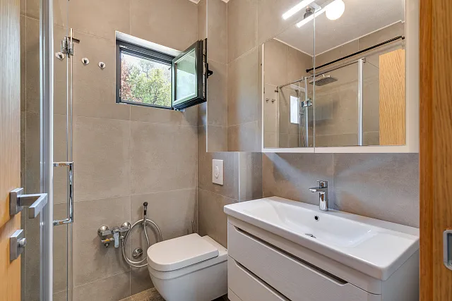 Moderne Drei-Zimmer-Wohnung im Zentrum von Tivat mit Meerblick — photo 26