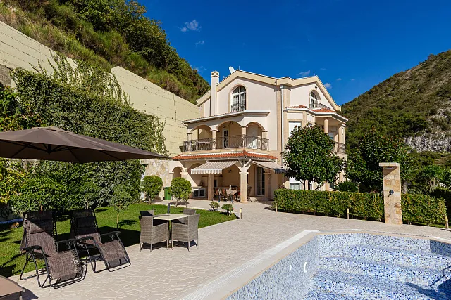 Eleganz und Gelassenheit in einer luxuriösen Villa mit Panoramablick auf das Meer. — photo 18