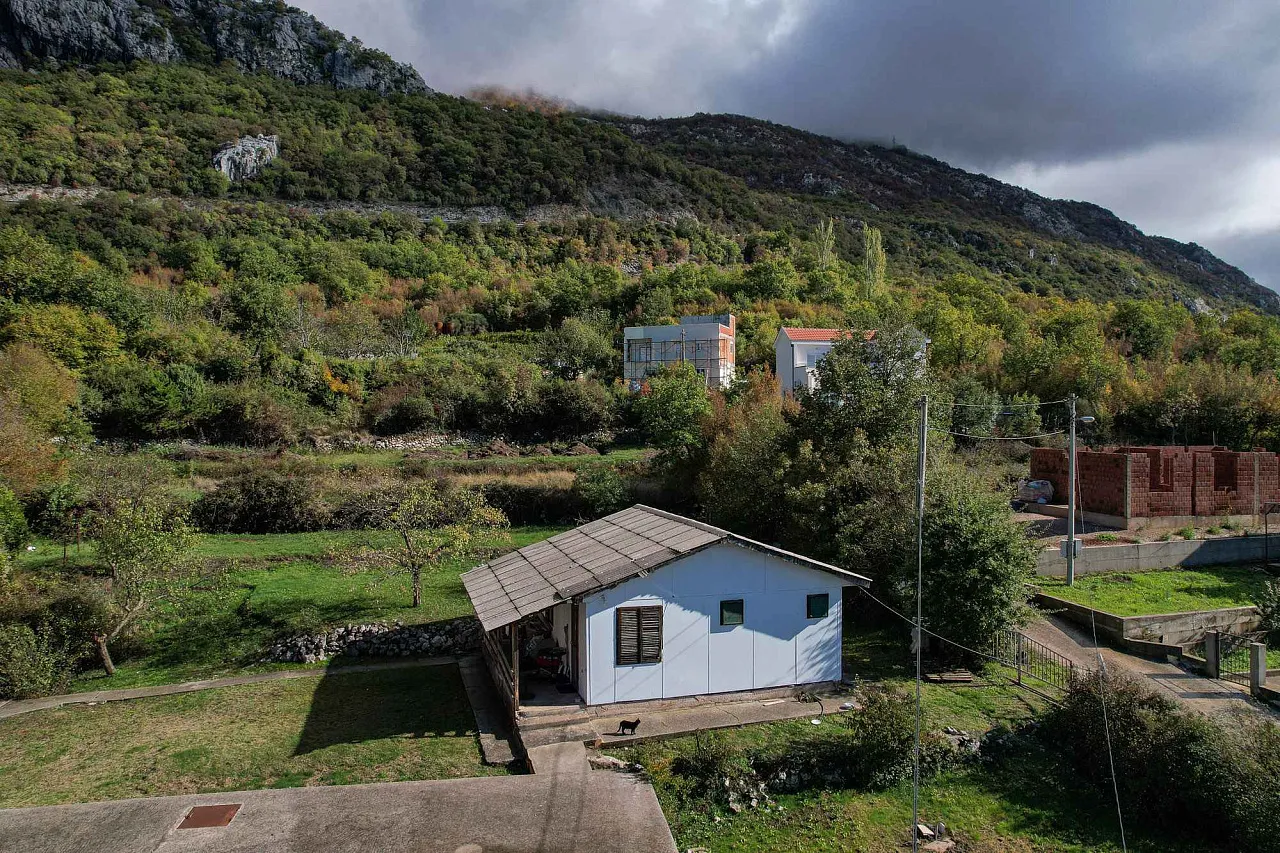 Urbanisiertes Grundstück mit Meerblick und eigener Wasserquelle – Lapčići, 1.000 m²