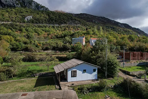 Urbanisiertes Grundstück mit Meerblick und eigener Wasserquelle – Lapčići, 1.000 m²