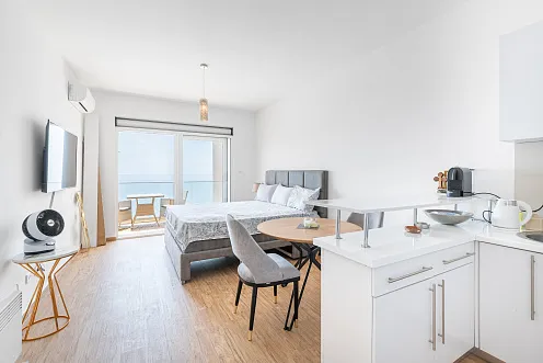 Luxuswohnung zum Verkauf in Dobra Voda, Bar – erste Reihe am Meer, Privatstrand und zwei Pools