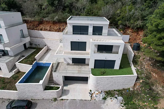 Luxuriöse Neubauvilla mit Panoramablick auf das Meer und die Altstadt von Budva — photo 23