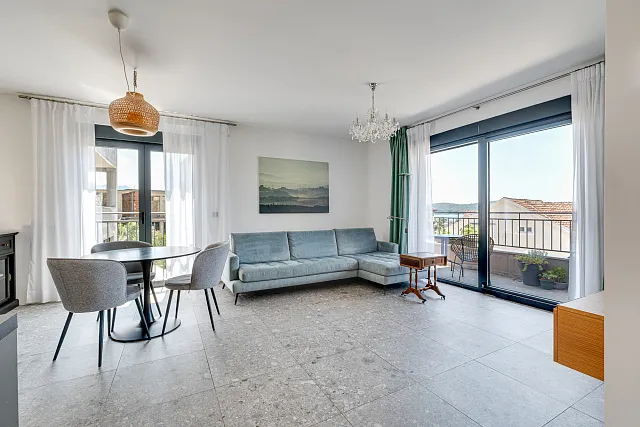 Moderne Drei-Zimmer-Wohnung im Zentrum von Tivat mit Meerblick — photo 7