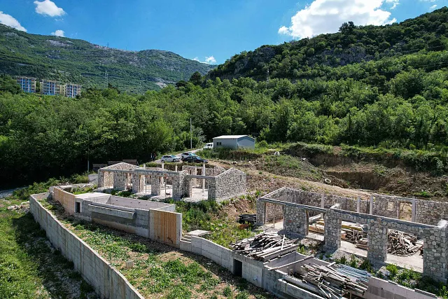 İkinci etap, kompleksin genel mimari kimliğini koruyan daha modern tasarıma sahip 12 daireli bir konut binasını kapsamaktadır.  Özellikler (1. etap ile aynı): — photo 6