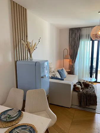 Zum Verkauf steht eine Einzimmerwohnung, die Komfort, Stil und eine exklusive Lage perfekt vereint.
