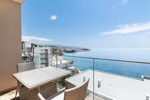 Luxuswohnung zum Verkauf in Dobra Voda, Bar – erste Reihe am Meer, Privatstrand und zwei Pools