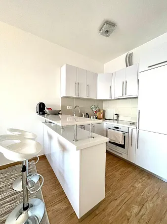 Luxuswohnung zum Verkauf in Dobra Voda, Bar – erste Reihe am Meer, Privatstrand und zwei Pools