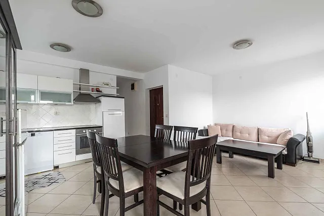Eine 72 m² große Wohnung im Zentrum von Budva — photo 4