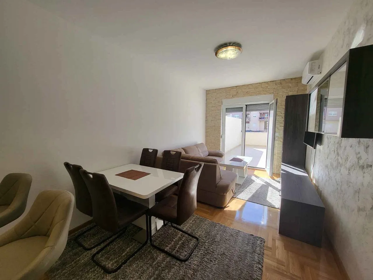 Apartment mit großer Terrasse im Zentrum von Budva
