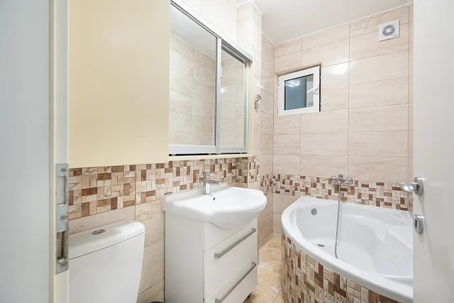 Geräumige Wohnung mit Meerblick in Sveti Stefan – 77 m² — photo 11