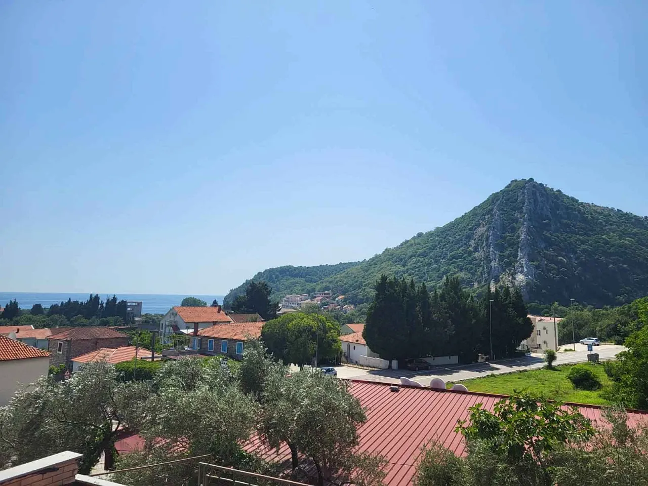 Hotel mit 16 Apartments in Buljarica
