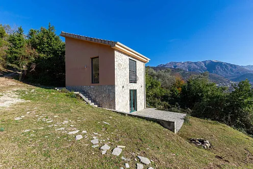 57 m² Haus mit einem Schlafzimmer, zwei Etagen und einem schönen Grundstück mit Meerblick in Mrčevac.