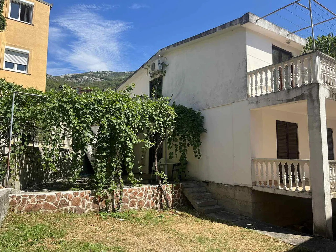 Zweistöckiges Haus zum Verkauf in Buljarica