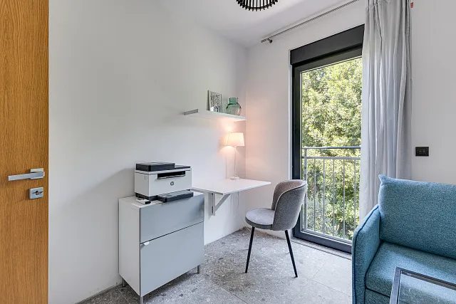 Moderne Drei-Zimmer-Wohnung im Zentrum von Tivat mit Meerblick — photo 34