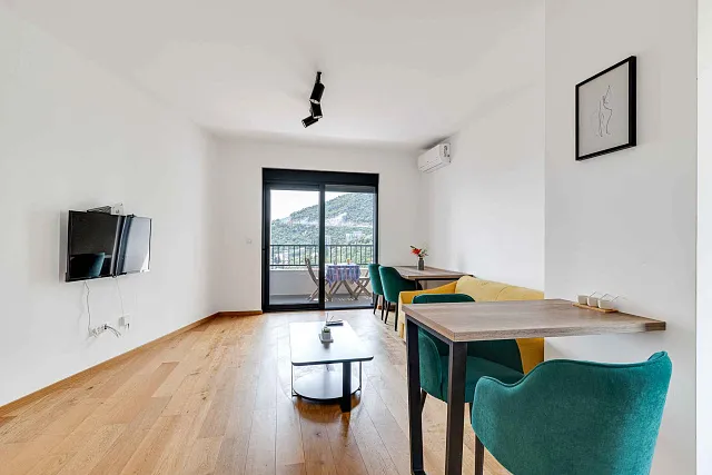 Möblierte Wohnung mit einem Schlafzimmer, Meerblick und Garagenplatz in einem neuen Gebäude — photo 10