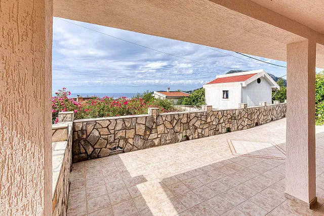Ein Haus in Sutomore mit Panoramablick auf das Meer 142 m2 — photo 10