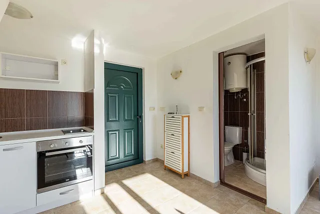 57 m² Haus mit einem Schlafzimmer, zwei Etagen und einem schönen Grundstück mit Meerblick in Mrčevac. — photo 12