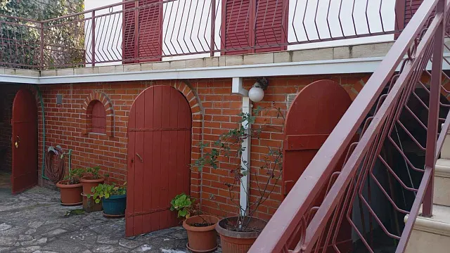Haus 116 m², Krašići, zweite Reihe, mit kleinem Garten und Grillbereich — photo 7