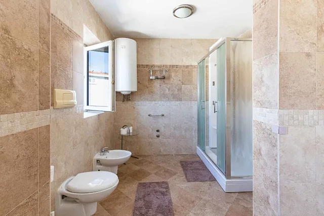 Geräumige Duplex-Wohnung mit Meerblick in Sveti Stefan — photo 27