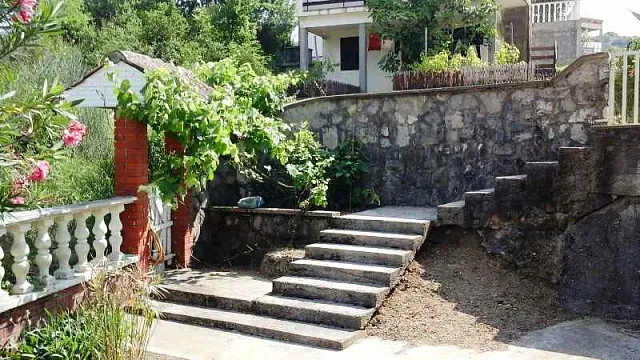 Unfinished house in the quiet area of Kotor — photo 6
