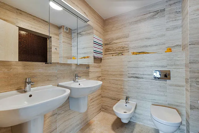 107 m² große 3-Zimmer-Wohnung mit Panoramablick auf das Meer in Kostanjica — photo 17