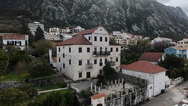 Steinpalast – Eine Berührung deGeschichte am Ufer der Bucht von Kotor — photo 9